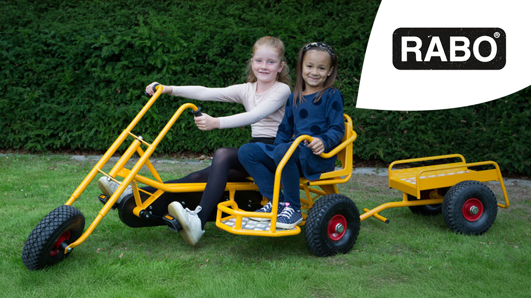 RABO Tricycles Herstellerseiten Header mit zwei Kindern auf einem gelben Rabo Kinderfahrzeug mit Anhänger und dem Logo oben rechts in der Ecke.