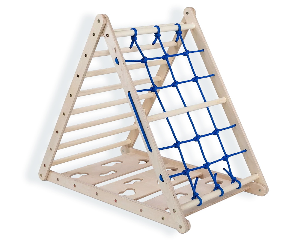 Dreieckiges Klettergerüst in heller Holzoptik, mit blauem Netz und Stangen