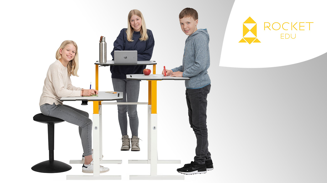 Rocket EDU Herstellerseiten Header mit drei Schülern am Rocket EDU Tisch sitzend und stehend und dem Herstellerlog oben rechts in der Ecke. 