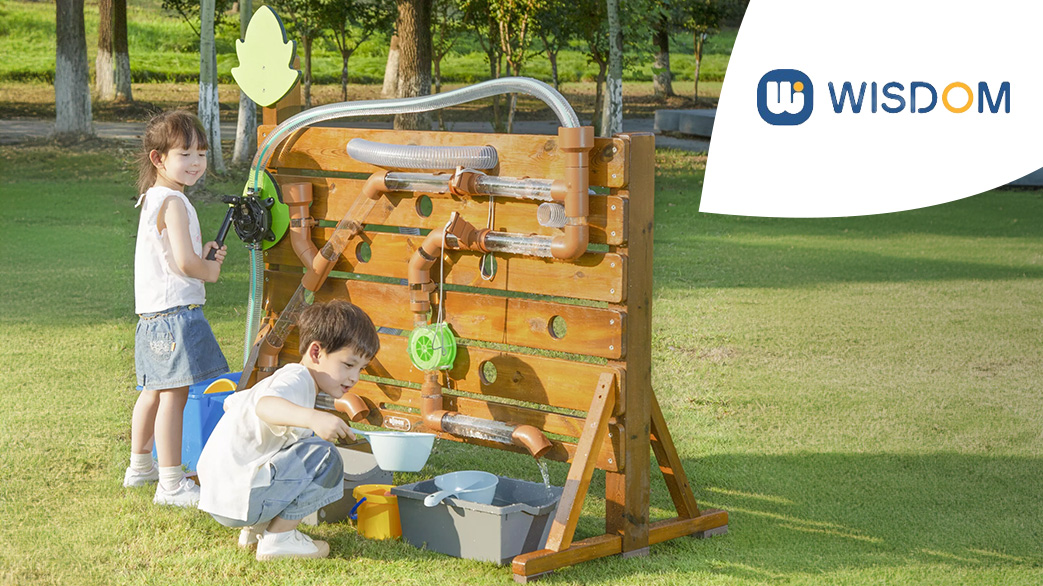 Zwei Kinder spielen an einer Outdoor Wasserwand von Wisdom.