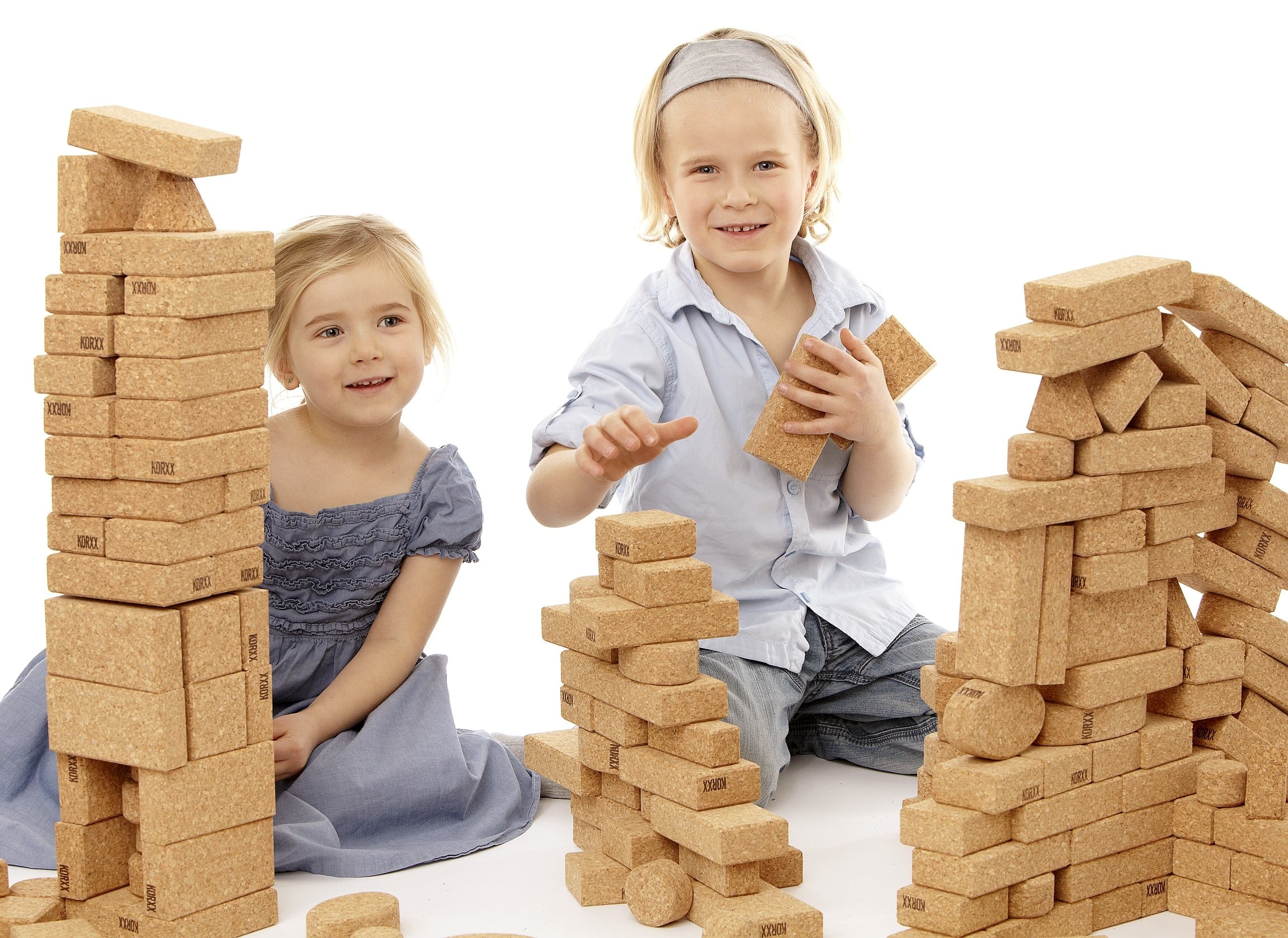 korxx_cork_toys_building_blocks_children_playing-min