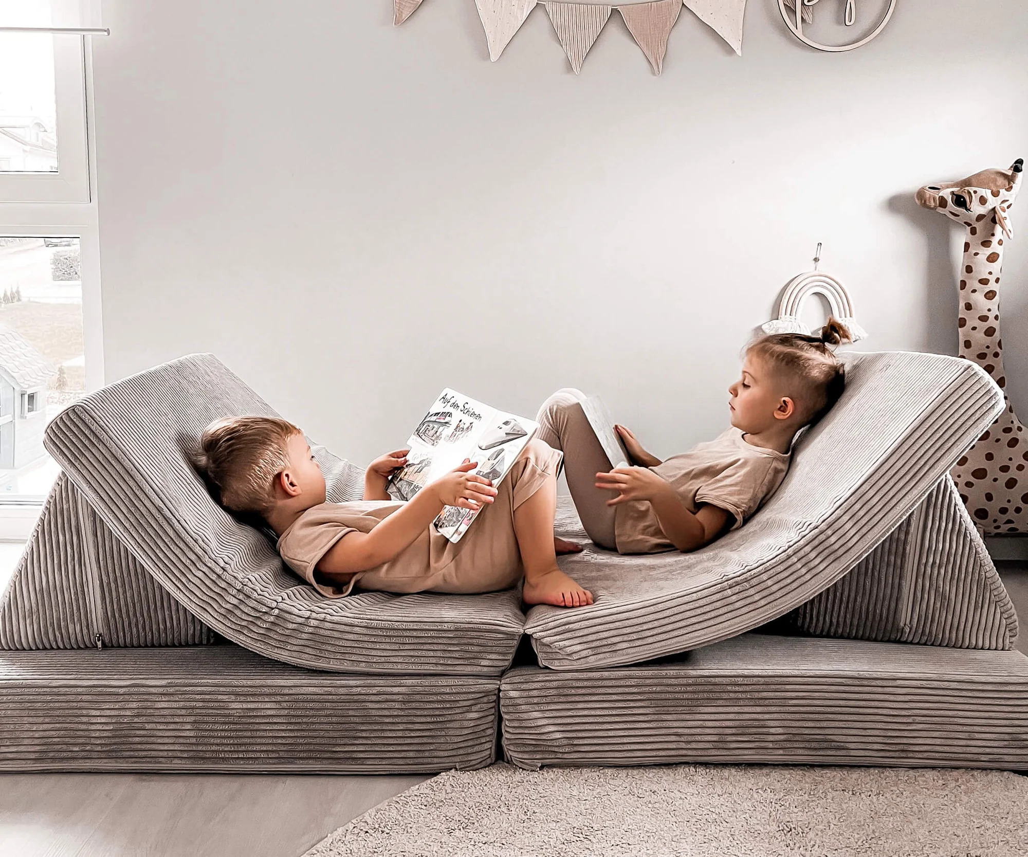 funzy-productphoto-spielsofa-cord-mood-koalagrau-2