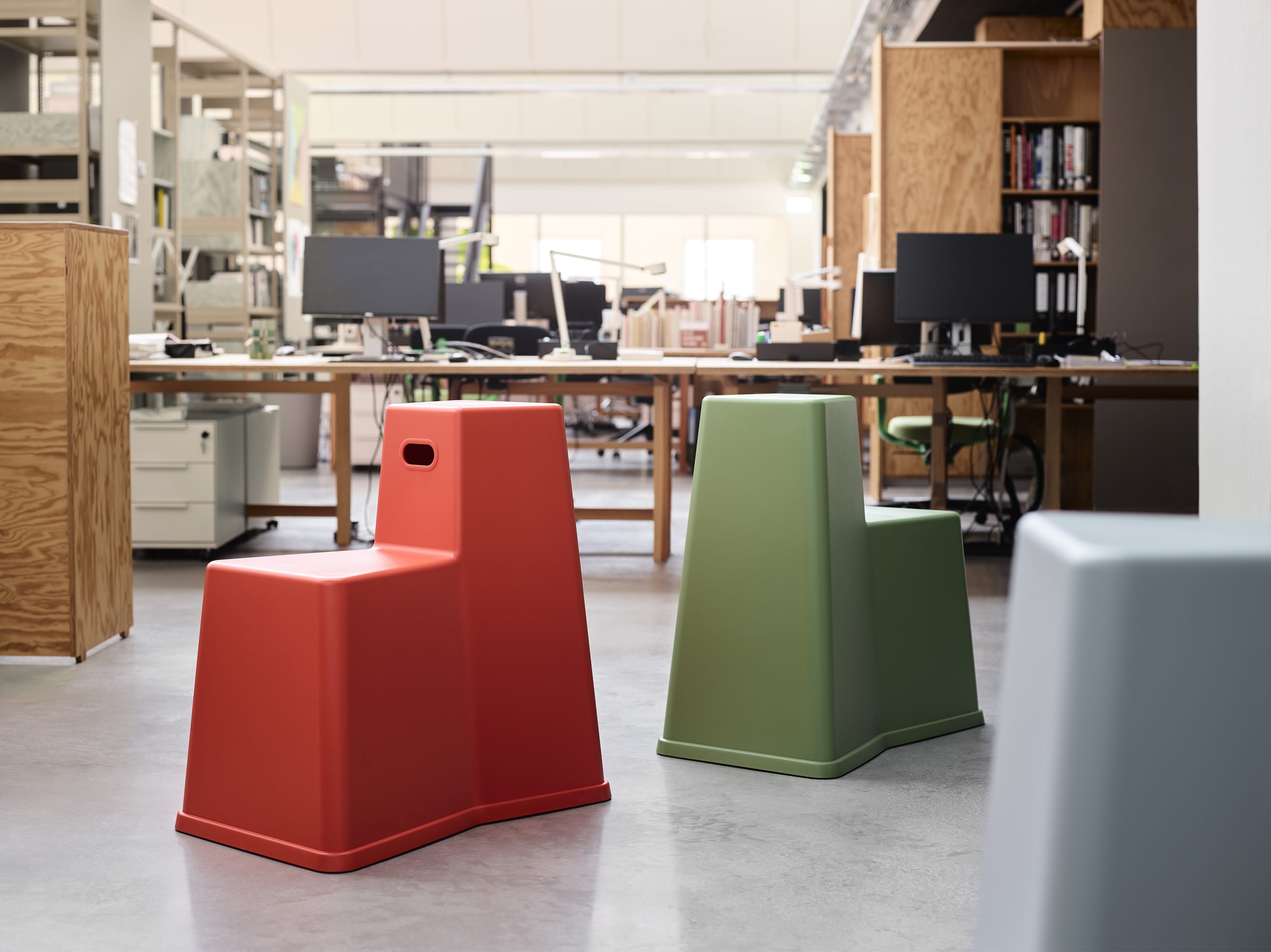 2181013_vitra_stool-tool_konstantin_grcic_office_01_master-min