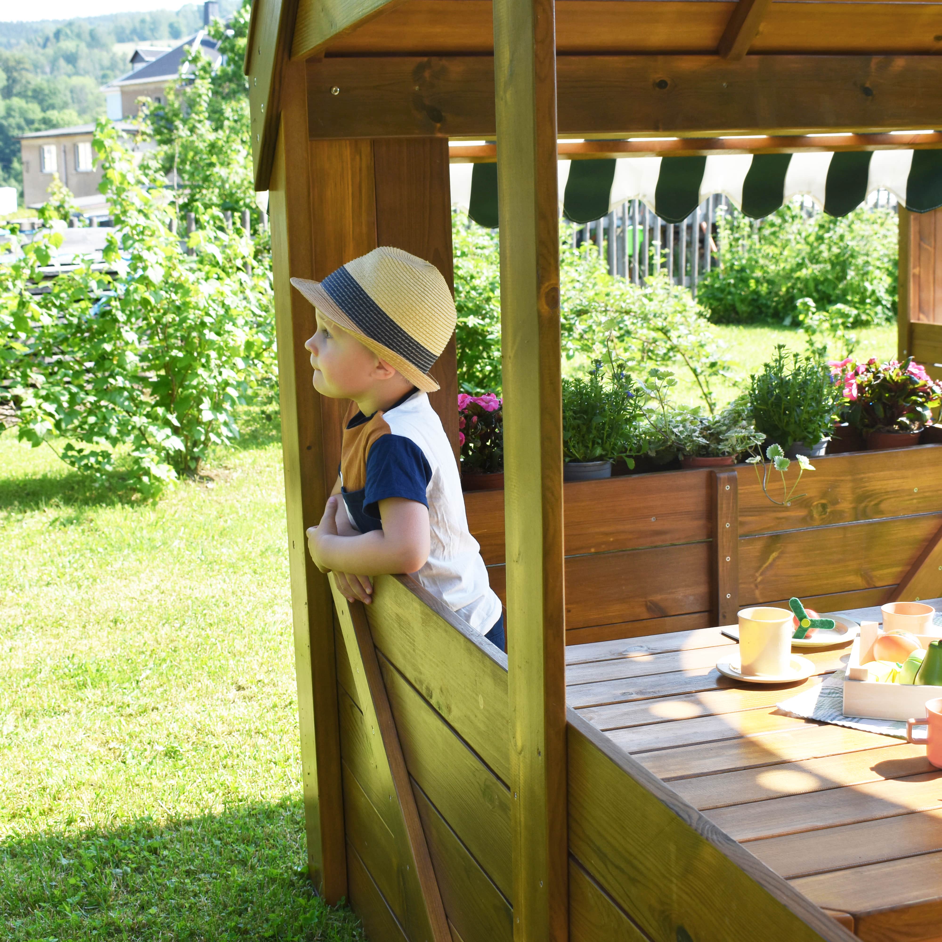 Outdoor_Spielhaus_Junge_Fenster_Zuschnitt_Web-min